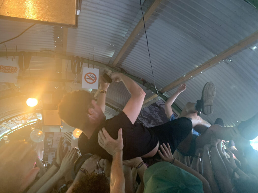 Kay van Marathon crowdsurfing